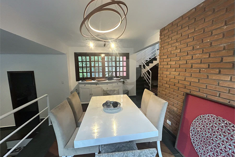 Casa em condomínio com 3 dormitórios, 01 suíte, garagem para 06 carros, área gourmet, piscina.