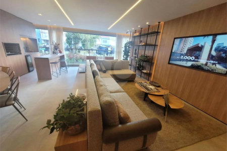Apartamento na Mooca Vende de 4 dormitórios e 2 suítes ou com 3 suítes e sala ampliada, com área útil de 157,70 m², duas vagas de garagem.Condomínio Com lazer completo.Aceita e estuda Permuta.