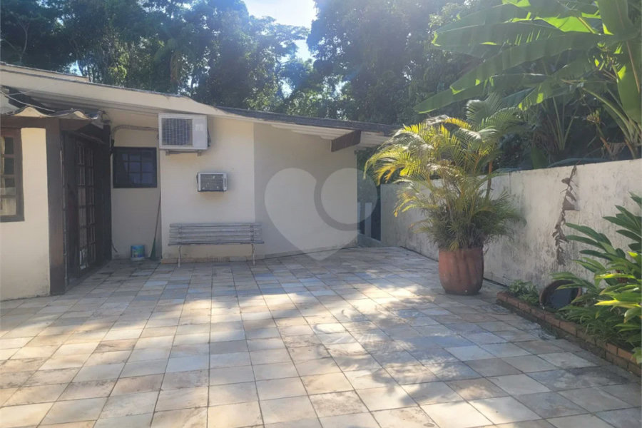 Casa à venda com 7 quartos, sendo 5 suítes, em Guaratuba, Bertioga, SP