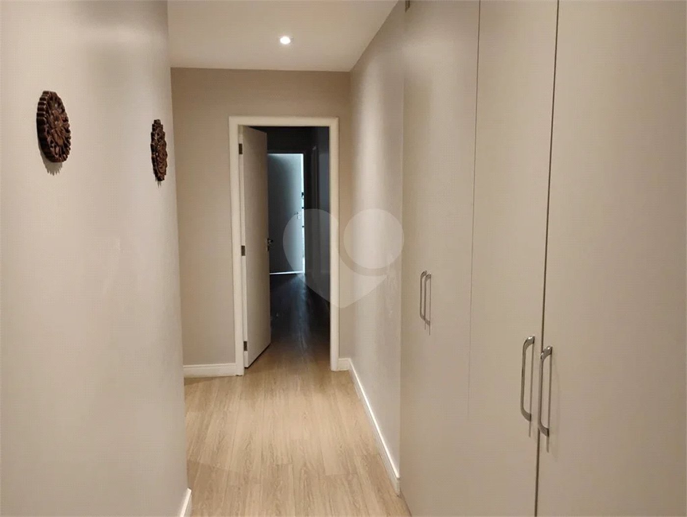 Apartamento reformado , 3 suítes , 3 vagas. Próximo a Avenida Paulista e metrô Brigadeiro . Prédio de construtora renomada. Único !