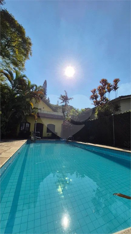 Casa com Piscina, Sauna e Edícula em Rua Arborizada no Tremembé
