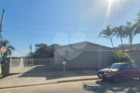 Casa em Atibaia com 3 dormitórios, amplo quintal, churrasqueira, pronta para morar, aceita financiamento