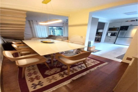 Casa de 85m2 com 3 dormitórios e 2 vagas de garagem localizado no Bosque da Saúde