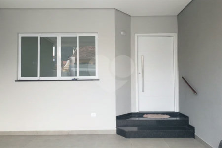 Sobrado novo com 3 suítes, 4 vagas, espaço gourmet com churrasqueira, jardim de inverno e acabamento premium. Conforto, modernidade e sofisticação.
