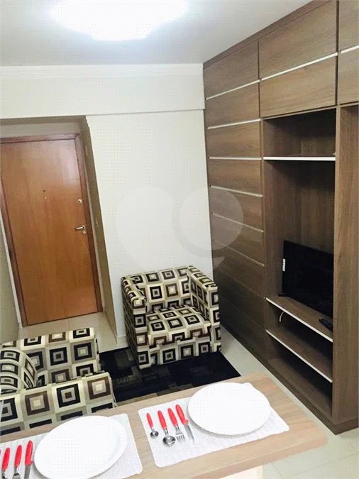 VENDE-SE STUDIO MOBILIADO CENTRO DE SÃO CARLOS.