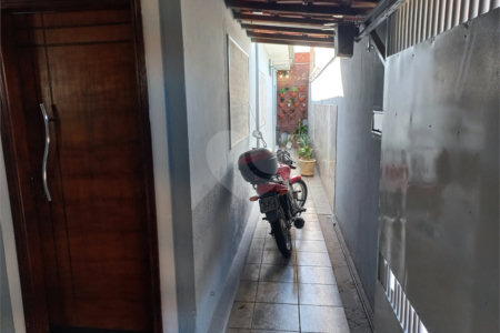 Casa Térrea com 3 dormitórios, sendo 1 suíte.