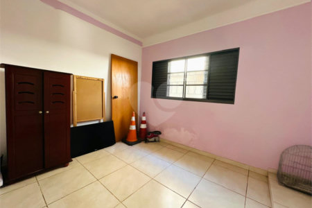 Casa á venda, com 03 Dormitórios, em São Carlos.