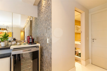 Apartamento de Alto Padrão no Campo Belo para venda com porteira fechada, com 4 dormitórios suítes e 4 vagas com lazer de club.