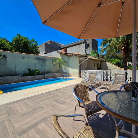 Casa térrea em Atibaia com 3 dormitórios (2 suítes), piscina, espaço gourmet, condomínio fechado