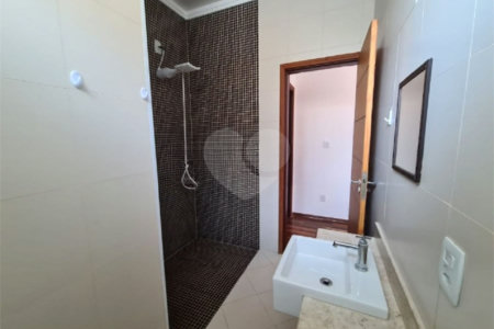 Casa à venda com 3 dormitórios, sendo 1 suite e ampla área de lazer no Jardim Brasil