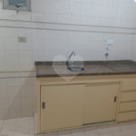 Apartamento super bem localizado, com 01 dormitório e armário embutido