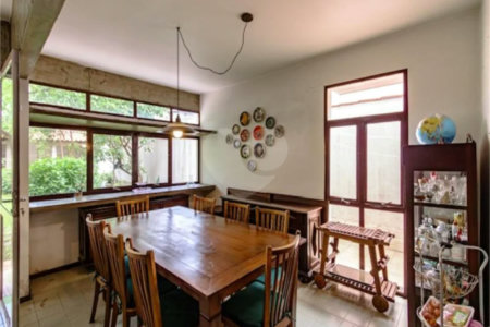 Casa para locação no Jardim da Saúde – São Paulo Imóvel amplo e elegante, com 360 m² de área construída em terreno de 400 m²