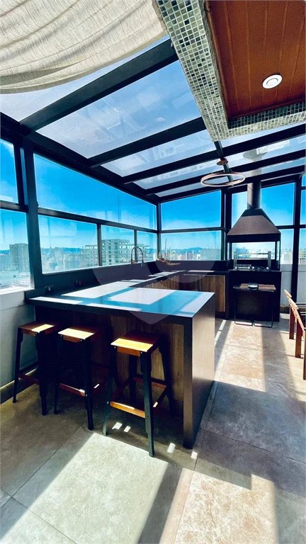 Cobertura à venda na Aclimação de 300m² com 2 vagas.