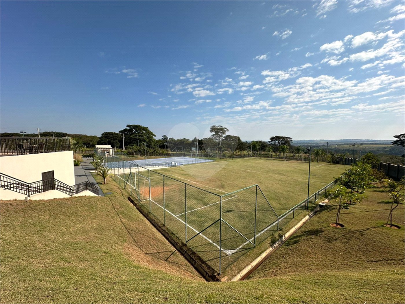 Sobrado á venda com 03 suítes, no Residencial Villeneuve em São Carlos-SP.