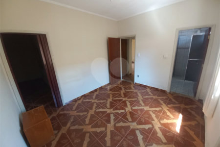 Casa térrea com 3 dormitórios, sendo 1 suíte.