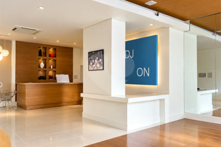 Apartamento de 106 m² no Auge Home Resort, porteira fechada, com 3 dormitórios, 1 suíte, varanda gourmet, 2 vagas, depósito e lazer completo.