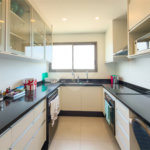 Apartamento de 03 dormitórios sendo 02 suítes com 02 vagas de garagem.