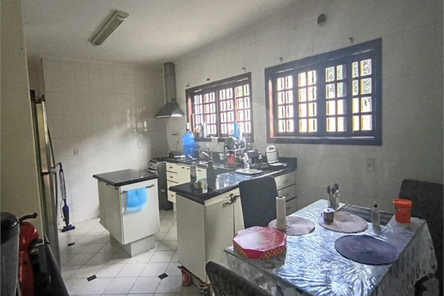 SOBRADO DE 426,0 M² COM 04 SUITES, SALÃO DE FESTAS, 06 VAGAS,06 BANHEIROS E PISCINA PARA LOCAÇÃO OU VENDA NO BARRO BRANCO