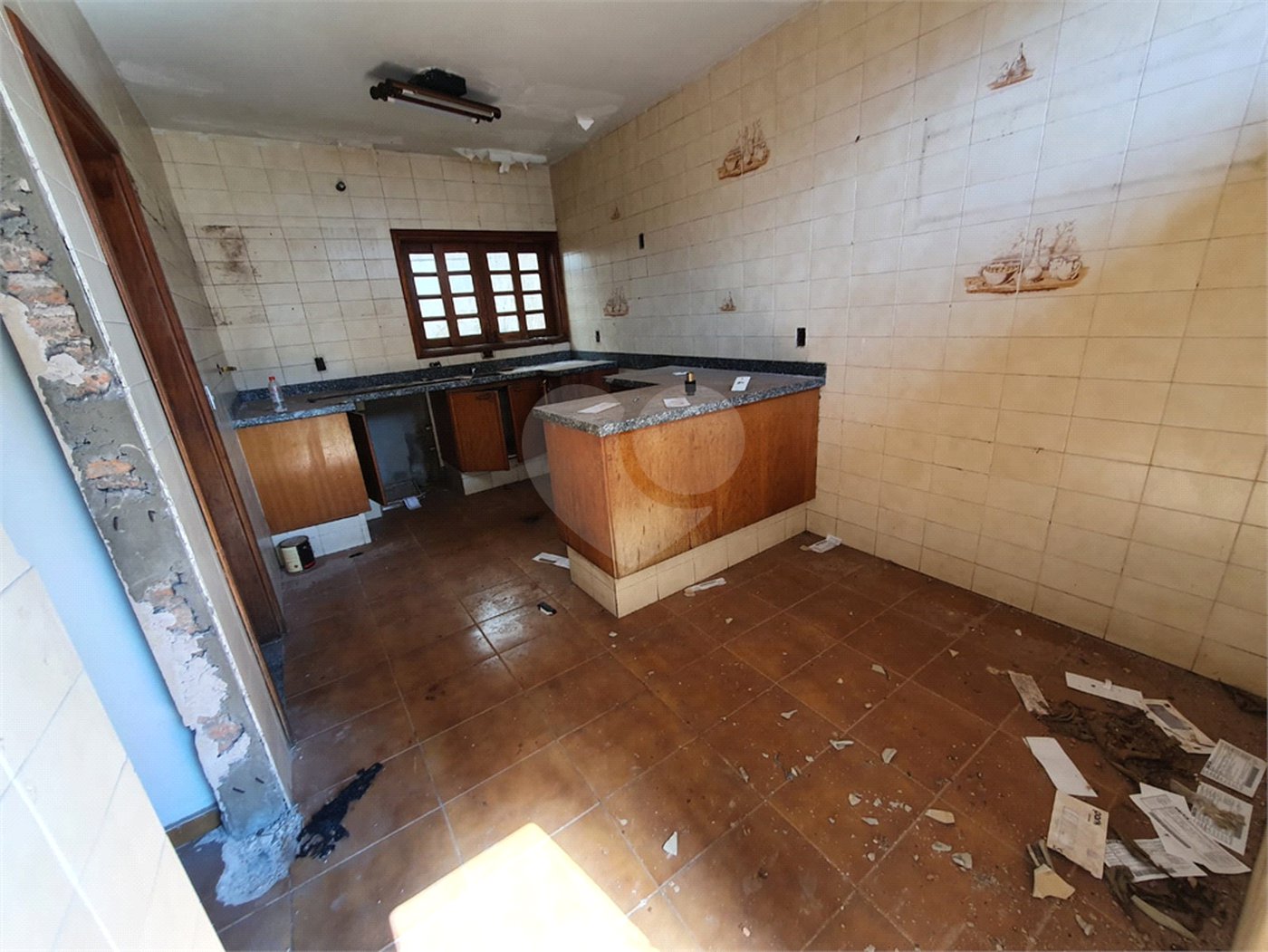 Casa térrea com 5 dormitórios, sendo 2 suítes.