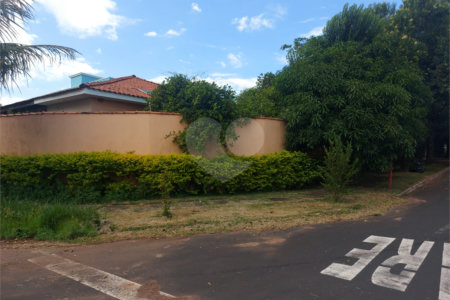 Casa térrea com piscina no Residencial Samambaia.