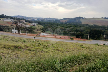 Lote com 561,86 m² à Venda em Condomínio Fechado