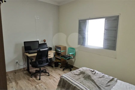 Casa Nova (Apenas 2 Anos) com Suíte: Conforto, Segurança e Localização Privilegiada!