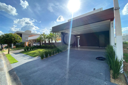 Casa à Venda no Condomínio Damha II