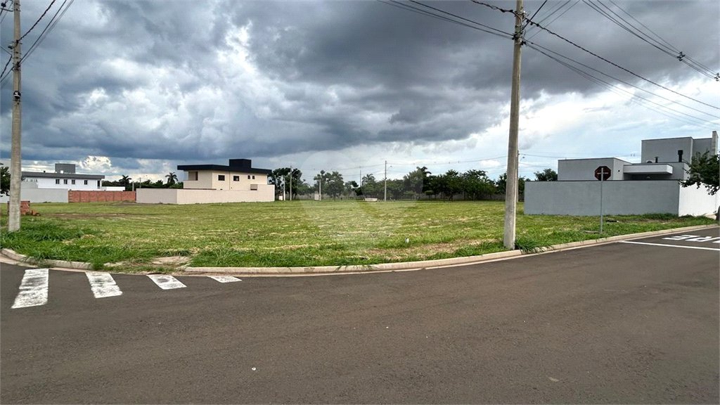 Terreno à Venda no Condomínio Eco Esportivo Damha IV