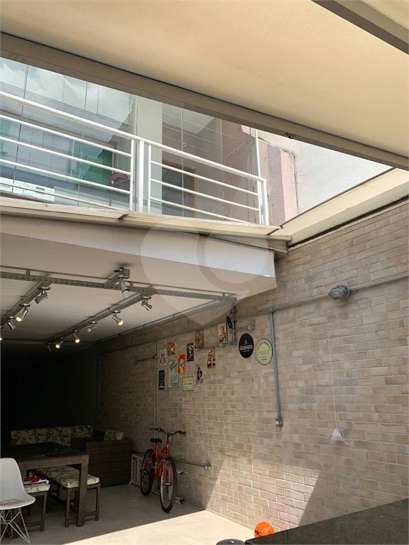 Sobrado com 3 quartos e garagem para 5 veículos.