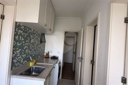Apartamento de 130 m² com três dormitórios, sendo uma suíte, com armários embutidos, dependências de empregado e lavabo