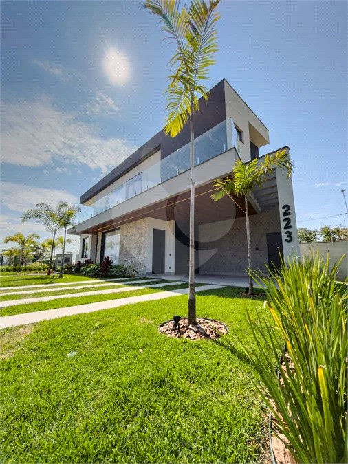 Indaiatuba - Condominio Villa Sapezal - 318 m² de Terreno - 230 m² de Área Construída - 3 suítes, sendo 1 Master com closet planejado - Sala de TV - Sala de estar integrada à Sala de jantar - Cozinha com móveis planejados - Despensa - Escritório planejado - Lavabo - Piscina com preparação para aquec