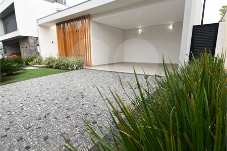 Indaiatuba - SP - Condomínio Helvetia Park - 490 m² Terreno - Sobrado com 307 m² de Área Construída - Escritório com móveis planejados - Sala de estar e jantar ampla e integradas - Cozinha planejada completa, com eletrodomésticos (cooktop, forno, coifa, geladeira, microondas) - Lavanderia