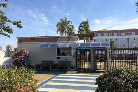 Apartamento no Condomínio Mont Azul.