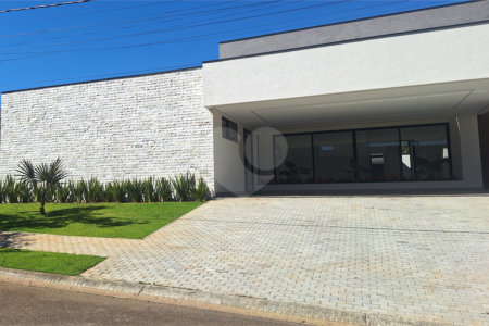Casa a venda com 04 suítes área gourmet e 6 vagas para autos em condominio fechado Atibaia