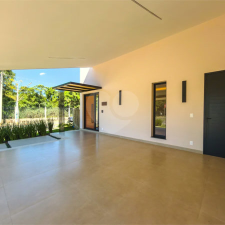 Indaiatuba- SP - Condominio Evidencias • 385 m² Terreno - Casa térrea com gourmet no primeiro andar - com 198 m² de Área Construída - 2 Vagas de Garagem cobertas e 2 descobertas - Sala de Estar e jantar integradas - Espaço gourmet no pavimento superior com planejados + banheiro - Cozinha com móveis