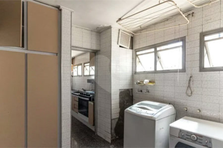 Este elegante apartamento em Higienópolis oferece 224m² de área muito bem distribuída, perfeito para quem valoriza conforto