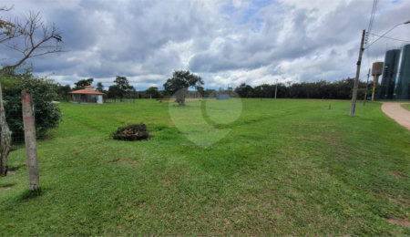 Terreno à venda no condomínio Vila Pinhal, Itirapina - SP
