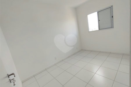 Apartamento no Condomínio Parque das Acácias.