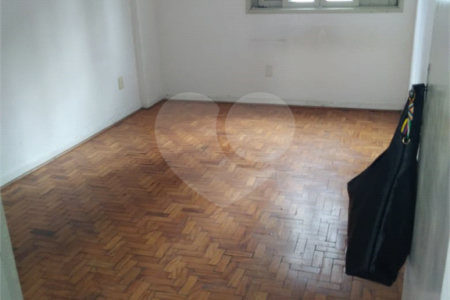 Oportunidade na Sé: Apartamento Reformado e Ensolarado com Localização Estratégica!