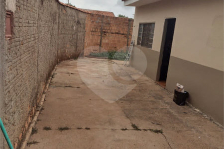 Casa térrea em Araraquara/SP.