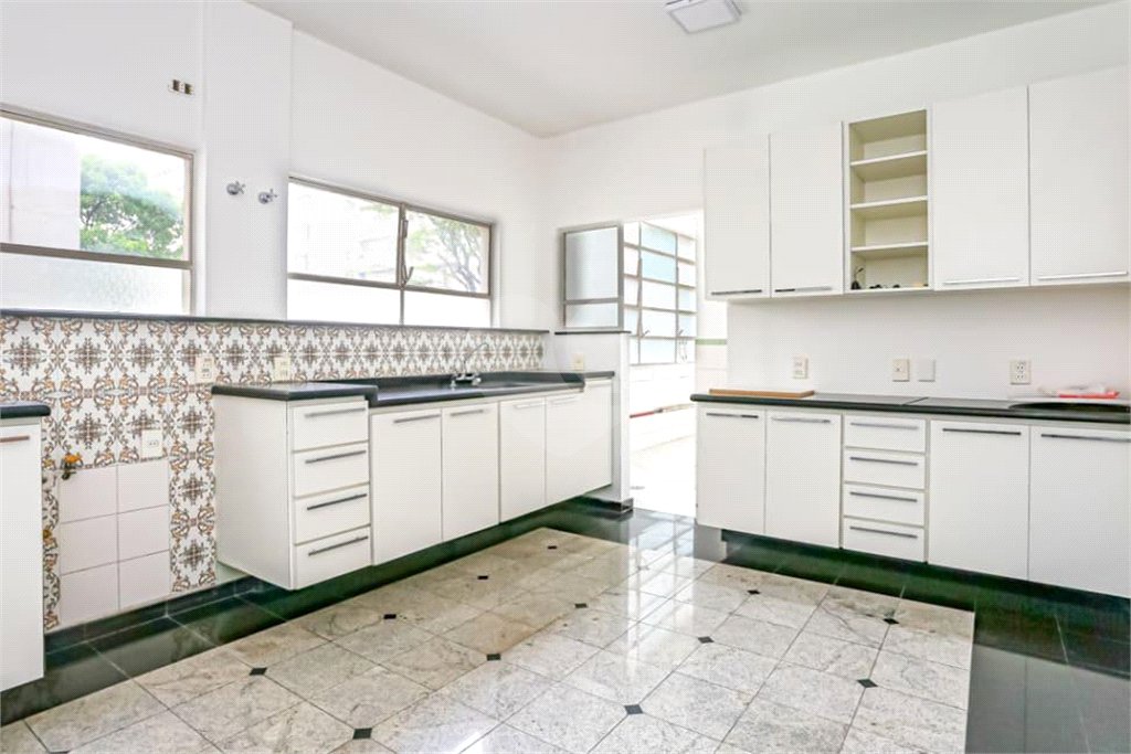 Apartamento na Bela Vista com 228m² 3 dormitorios Aceita e estuda Permuta.
