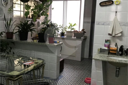 Apartamento de 345m2, 1 por andar.4 dormitórios (sendo 1 suite e 1 closet).