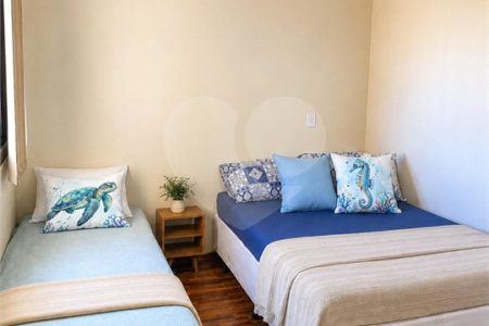 Apartamento á venda no centro com dois dormitórios e sacada.