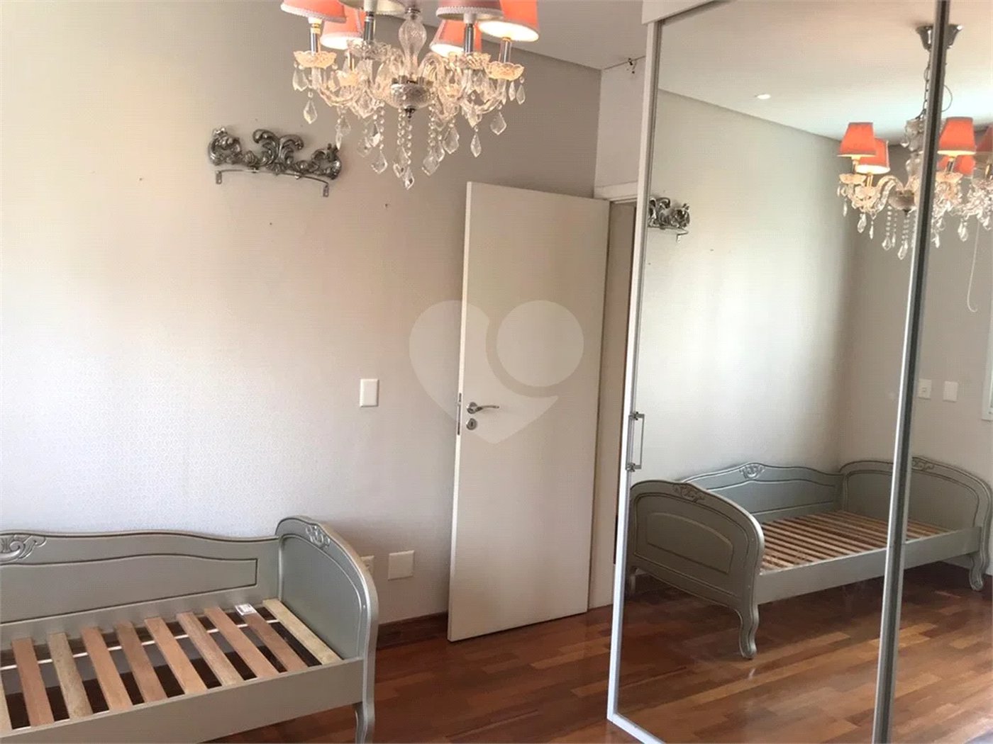 Apto 220 metros no Campo Belo. varanda, 5 vagas, 3 suítes. Visite