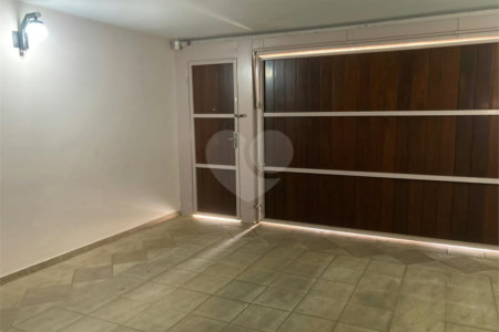Casa Térrea com Acabamento em Tijolo Aparente e Quintal Amplo - Próximo ao Shopping Iguatemi