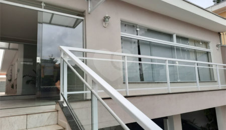 casa térrea na Vila Romana, 07 vagas de garagem, 4 quartos,, sendo 1 suíte amplo quintal.
