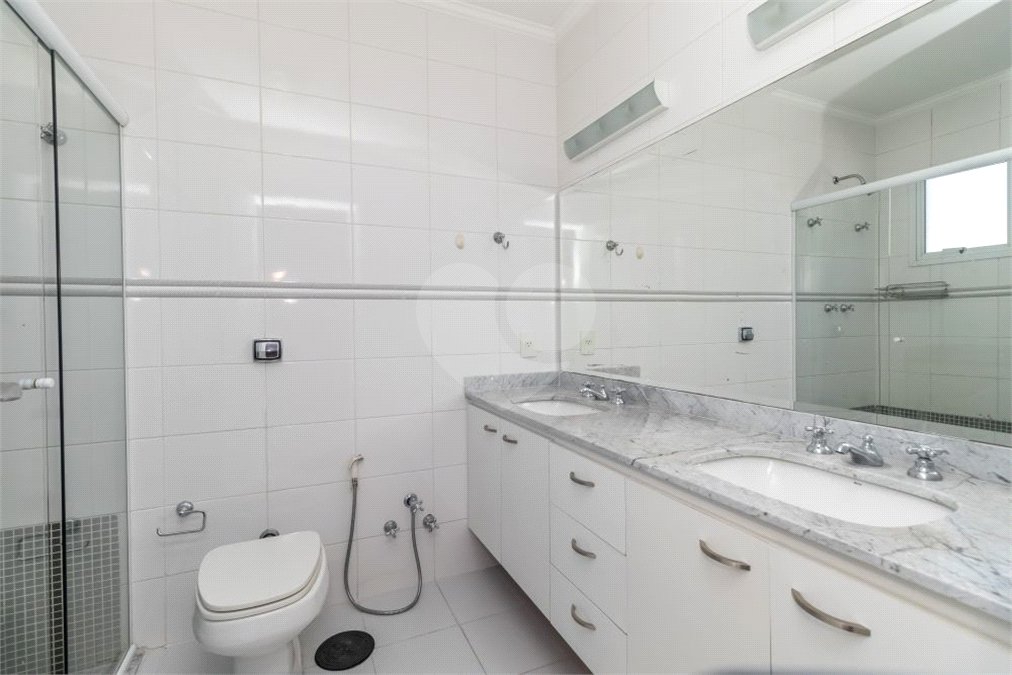 Casa à venda com 4 quartos, sendo 2 suítes, no condomínio Stephanie, São Paulo - SP