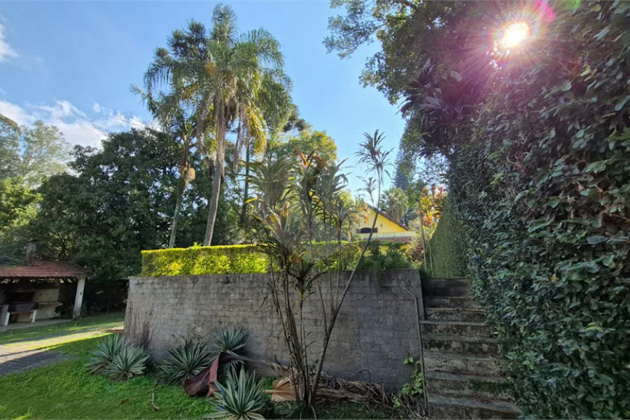 Casa com Piscina, Sauna e Edícula em Rua Arborizada no Tremembé