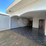 Casa espaçosa e confortável em um bairro tranquilo a venda.