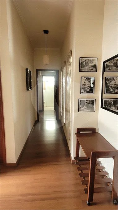Casa Exclusiva com Pé-Direito Alto e Área Gourmet no Jardim Paraíso